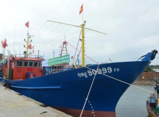 Bàn giao tàu vỏ thép cho ngư dân