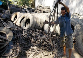 Tái chế lốp xe ô tô cũ ở Quảng Ngãi:  Nỗi lo ô nhiễm môi trường