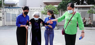 Những cử tri 'đại thượng thọ' tham gia Ngày hội toàn dân