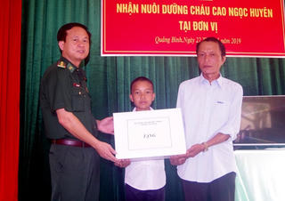 Nhận nuôi dưỡng một học sinh người Rục ngay tại đồn Biên phòng