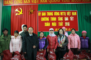 Phó Chủ tịch Bùi Thị Thanh tặng quà Tết tại Lạng Sơn