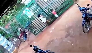 [VIDEO] Cổng sắt bất ngờ đổ sập vào người 2 cháu bé 