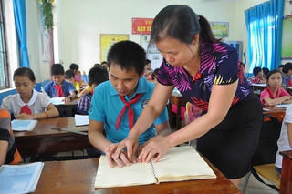 Thi vẽ tranh 'Ước mơ vượt khó' về trẻ em khuyết tật