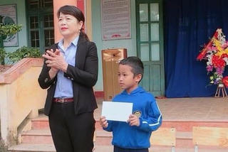 Quảng Trị: Biểu dương học sinh nghèo lớp 2 trả lại 7 triệu đồng nhặt được