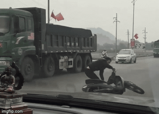 Thanh niên say rượu liên tục chặn đầu xe định đánh tài xế