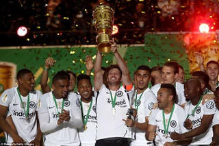 Thắng sốc Bayern, Frankfurt giành DFB Cup sau 30 năm chờ đợi