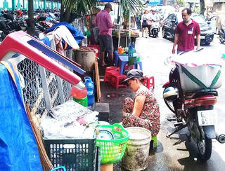 Bất cập quản lý vỉa hè ở TP HCM: Vừa dẹp xong lại tái chiếm