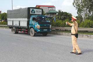 Gỡ khó cho hàng thiết yếu