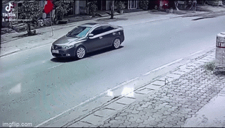 [VIDEO] Tránh xe khác, taxi 'drift' 180 độ như phim hành động