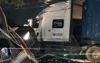 Hải Phòng: Xe container đâm bẹp xe du lịch, hai người thiệt mạng