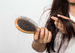Rụng tóc sau khi bị Covid-19, có đáng lo?