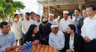 Phó Chủ tịch nước Đặng Thị Ngọc Thịnh tặng quà bà con vùng lũ Quảng Nam