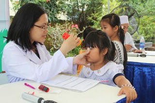 Cà Mau: Gần 500 học sinh được khám mắt miễn phí