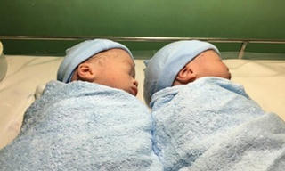 Cặp song sinh nhờ mang thai hộ đầu tiên tại Việt Nam chào đời