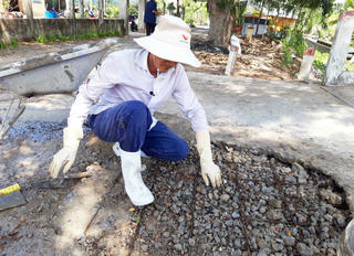 Người tình nguyện vá đường