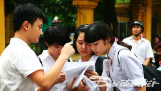 Khi cánh cửa trường công khép lại