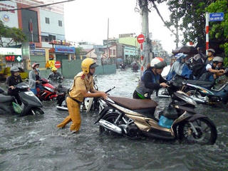 TP Hồ Chí Minh: Cảnh sát giao thông thực hiện nhiệm vụ ở khu vực bị ngập