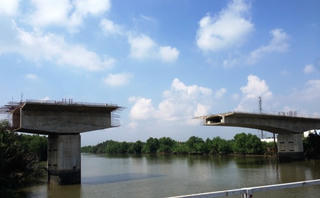 Những cây cầu trăm tỷ phơi sương