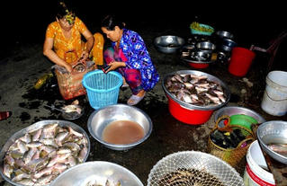 [ẢNH] Khám phá ‘chợ ma’ độc đáo chỉ có ở miền Tây