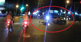 [VIDEO] Phóng nhanh vượt đèn đỏ, ô tô tông văng người đi xe máy rồi bỏ chạy