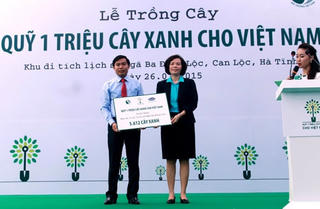 Vinamilk và quỹ 1 triệu cây xanh cho Việt Nam trồng cây tri ân các anh hùng liệt sĩ tại ngã ba Đồng Lộc, Hà Tĩnh