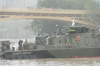 Hungary trục vớt du thuyền đắm trên sông Danube