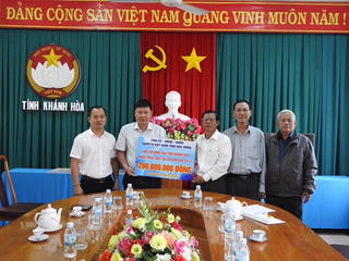 Mặt trận Đắk Nông ủng hộ đồng bào tỉnh Khánh Hòa bị thiệt hại do bão số 12