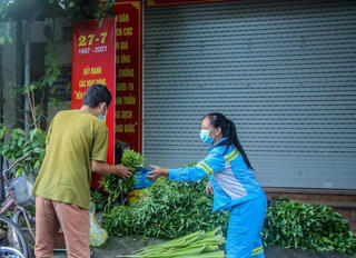 Hai nữ lao công mỗi ngày phát 4 tạ rau miễn phí cho dân vùng dịch