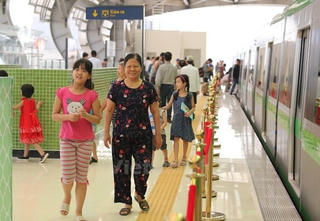 Vì sao khe hở giữa đoàn tàu Cát Linh - Hà Đông và ke ga lại rộng?