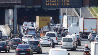 Dân ồ ạt rời thành phố ‘né’ phong tỏa, Paris tắc đường 400 km