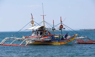 Tàu cá Philippines chìm sau va chạm, 12 người mất tích
