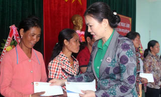 Mang Tết đến bà con vùng khó