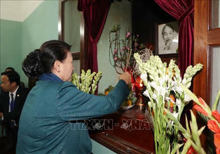 Chủ tịch Quốc hội dâng hương tưởng niệm Chủ tịch Hồ Chí Minh