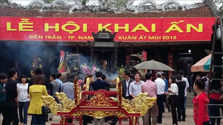 Lễ hội Khai ấn Đền Trần: Vẫn quan ngại ý thức của những người tham gia
