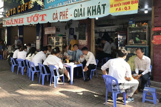 TP.Hồ Chí Minh yêu cầu hàng quán ăn uống ven đường chỉ bán hàng đem về
