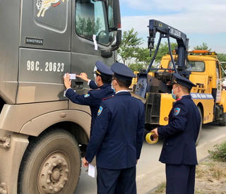 Hải Dương: Tài xế xe tải bất hợp tác, Thanh tra giao thông phải trông xe qua đêm