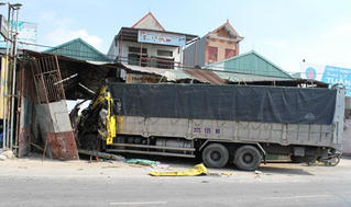 Nam Định: Xe tải đâm vào nhà dân