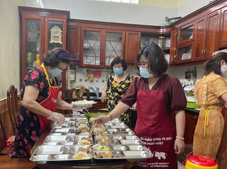 Bữa cơm ấm tình trong mùa dịch