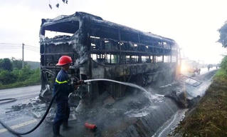 Xe bốc cháy đùng đùng, tài xế hô hành khách chạy thoát thân