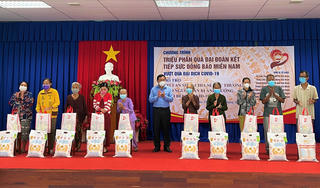 An Giang: Trao 30.000 'túi an sinh' đến người dân bị ảnh hưởng dịch Covid-19