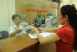 Tự 'trói chân tay' bằng phí