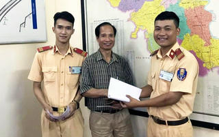 CSGT trẻ tuổi trả lại hơn 10 triệu đồng cho người đánh rơi