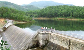 Lạc Sơn (Hòa Bình): Đập hồ thủy lợi rò rỉ, nguy cơ mất an toàn