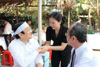 Đoàn UBTƯ MTTQ Việt Nam viếng thân mẫu của phu nhân Chủ tịch nước Trương Tấn Sang