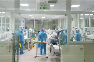 Có 16 bệnh nhân Covid-19 nguy kịch, nam bác sĩ trẻ phải thở oxy