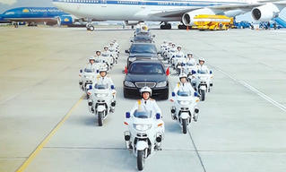 Cưỡi xe 'khủng' bảo vệ khách VIP trên đường