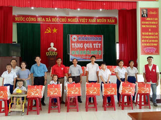 Hội Chữ thập đỏ huyện Sơn Tịnh trao quà Tết cho trẻ em khuyết tật