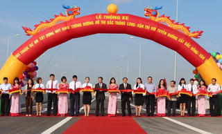 Thông xe cầu vượt nút giao thông đường đô thị Bắc Thăng Long-Vân Trì