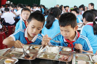Băn khoăn bữa ăn học đường
