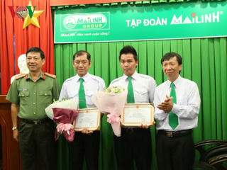 Trao thưởng cho hai tài xế dũng cảm bắt cướp